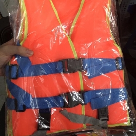 ÁO PHAO BƠI MÀU CAM CÓ DÂY ĐAI AN TOÀN, CÒI BÁO HIỆU.